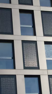 Gros plan sur la façade solaire de l'immeuble d'habitation de 14 étages Silo Bleu. 