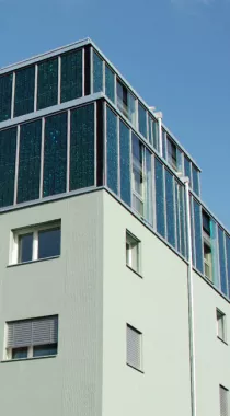 L'immeuble de la Route de Berne 2 à Lausanne avec façade solaire périphérique des deux derniers étages.