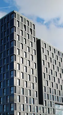 L'immeuble d'habitation de 14 étages Silo Bleu à Renens avec une façade solaire sur toutes les façades.