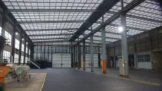 Innenansicht der Halle mit transparenter Photovoltaikdachfläche und transparenter Photovoltaikfassade