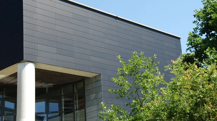 Das UniMail Gebäude der Universität Neuenburg mit seiner dunklen Photovoltaik-Fassade.