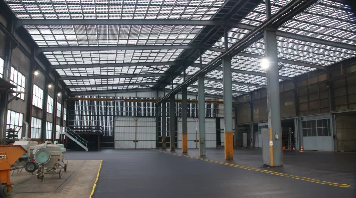Innenansicht der Halle mit transparenter Photovoltaikdachfläche und transparenter Photovoltaikfassade