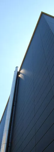 Le bâtiment UniMail de l'Université de Neuchâtel et sa façade photovoltaïque sombre.