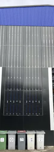 Transparente Photovoltaikfassade von außen gesehen.