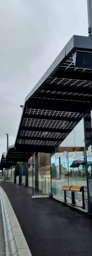 Solardach der Bushaltestelle „Place Centrale“ in Crissier über die gesamte Länge der Haltestelle.