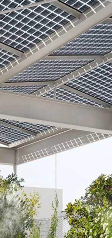 Nahaufnahme des photovoltaische Glasdachs der Primarschule Allmend auf dem geplanten “Greencity”-Areal.