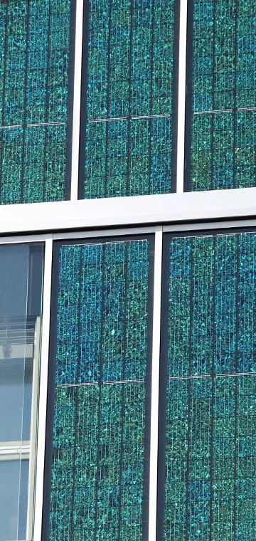 Nahaufnahme der Solarfassade mit polykristallinen Zellen des Route de Berne 2 Gebäudes. 