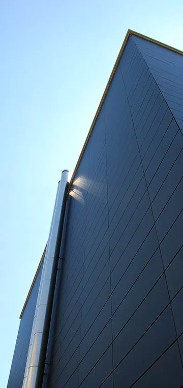 Das UniMail Gebäude der Universität Neuenburg mit seiner dunklen Photovoltaik-Fassade.