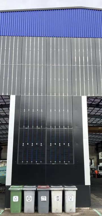 Transparente Photovoltaikfassade von außen gesehen.
