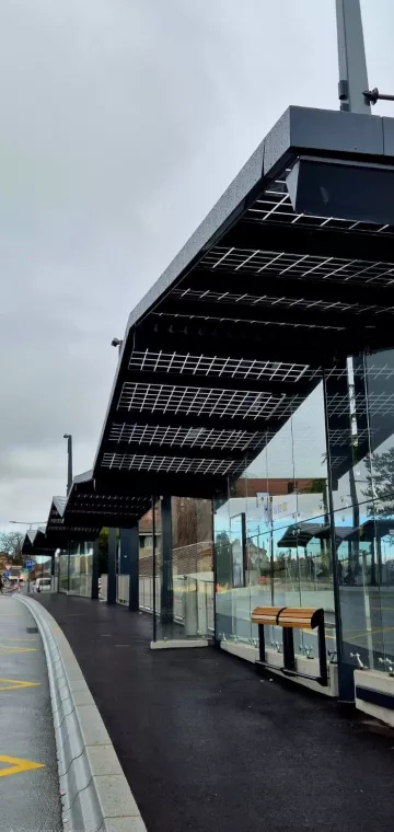 Solardach der Bushaltestelle „Place Centrale“ in Crissier über die gesamte Länge der Haltestelle.